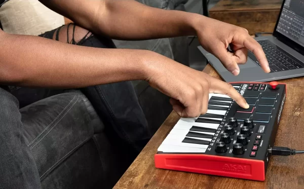 Joven usando el Controlador MIDI AKAI MPK MINI 3