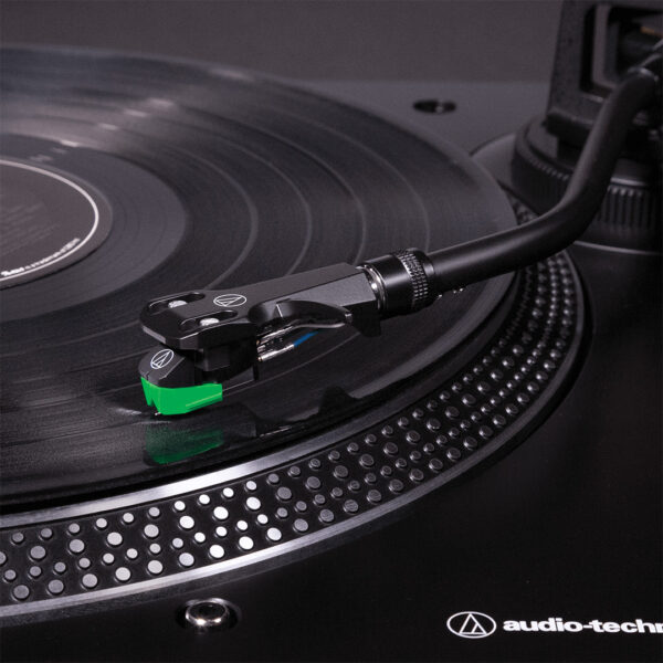 Tornamesa Audio-Technica at-lp120xbt-usb con un disco de vinilo funcionando