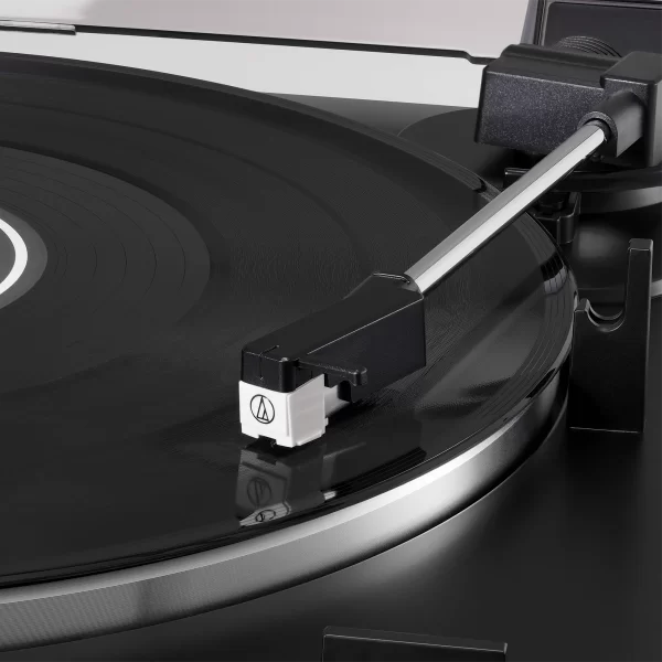 Tornamesa Audio-Technica at-lp60x reproduciendo vinilo